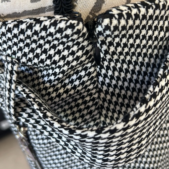 Express- Houndstooth, Mini Skirt with belt, Zip pockets, Side Zipper- Size 6 - Picture 2 of 7